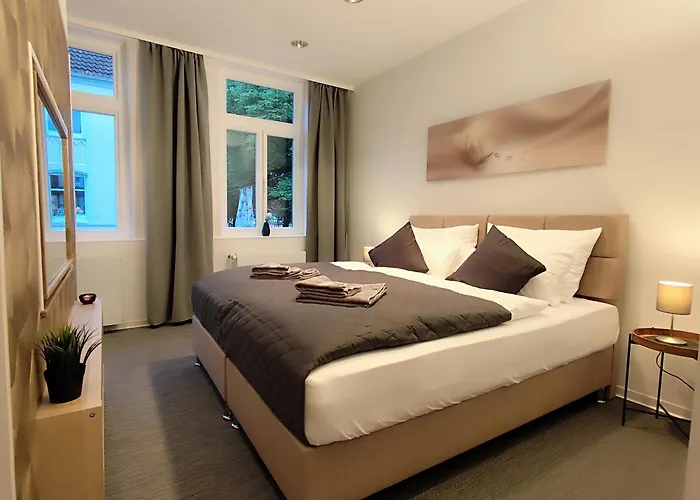 Apartz - Altstadt - Bis 9 Personen Ideal Fuer Familien Und Gruppen, 3 Sz, 2 Baeder, Infrarotsauna, Inklusive Parkplatz, Dachterrasse Celle